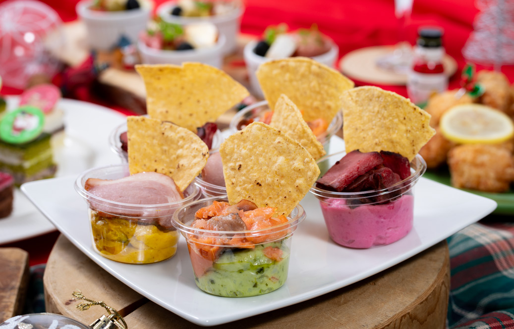 3色のディップソースとトルティーヤチップス